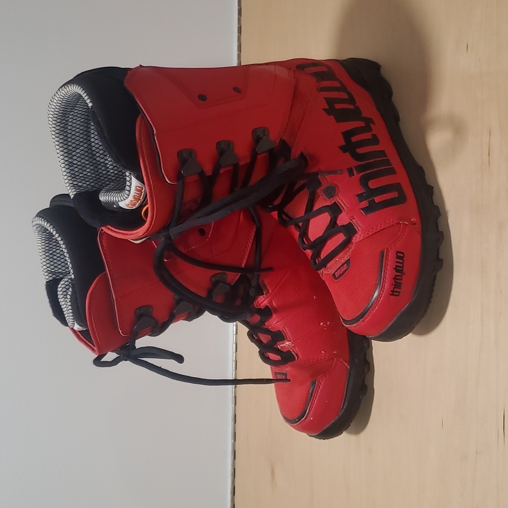 32 snowboard boots size 10 Red
